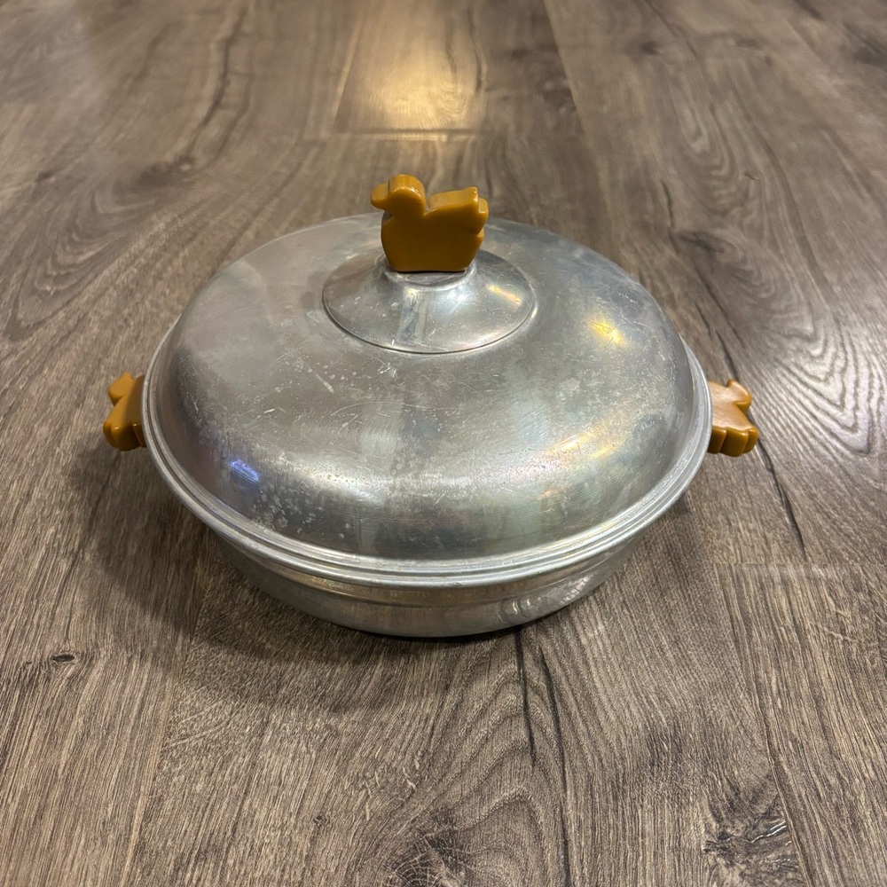 VTG Majestic Nursery Rhyme Warming Porcelain Baby Plate w/Bakelite Duck Handles